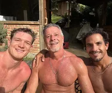Marcello Novaes e filhos posam sem camisa em folga de 'Dona de Mim'
