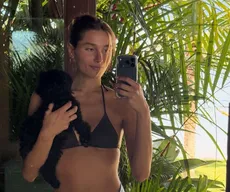 Sasha Meneghel ousa em clique e aparece fazendo topless em praia