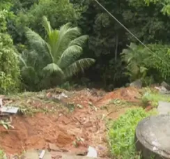 Casa desaba durante fortes chuvas e deixa casal ferido em Salvador