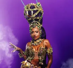 Gaby Amarantos surge vestida de cobra e canta com Joelma no The Town