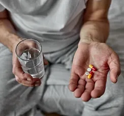 Crianças sem escuta, adultos medicados