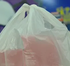Decisão do STF suspende lei que obriga comércio a dar sacolas grátis