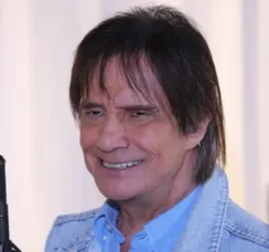 Equipe de Roberto Carlos se manifesta após susto em gravação