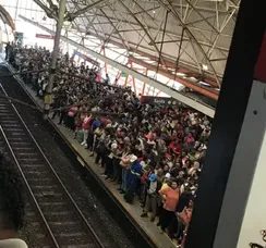 Estações do metrô de Salvador ficam lotadas após falha