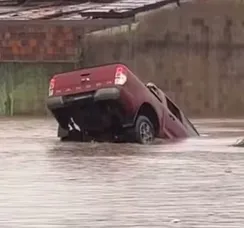 Fortes chuvas atingem interior da Bahia; picape fica submersa