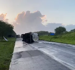 Interdição na BR-324 após tombamento de caminhão-tanque passa de 10h