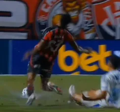Jogador do Vitória sofre fratura grave em jogo; vídeo impressiona