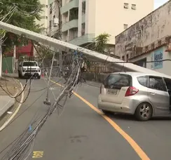 Mãe e filho ficam feridos após carro bater em poste em Salvador
