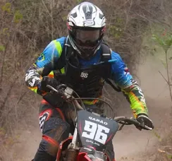 Motociclista morre após perder controle e bater em árvore na Bahia