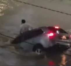 Motorista tem carro arrastado por enxurrada e é 'engolido' na Bahia