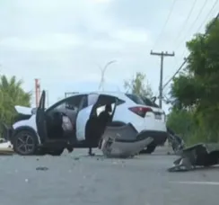 Mulher morre após carro atingir postes e motorista é preso em Salvador