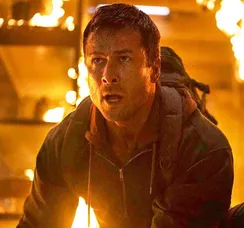 'O Sobrevivente': remake estrelado por Glen Powell chega aos cinemas