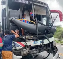 Ônibus com torcida do Fortaleza bate e deixa feridos na Bahia