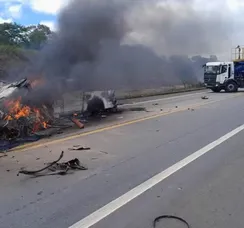 Onze pessoas morrem em grave acidente entre dois carros na Bahia