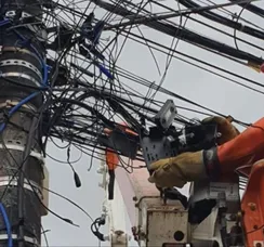 Operação remove 14 ton de cabos irregulares de telefonia e internet