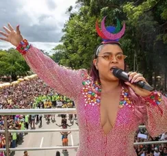 Camarote Expresso 2222 homenageia Preta Gil no 26º aniversário