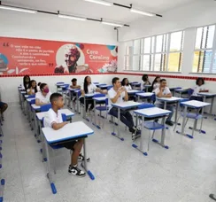 Servidores da Educação terão salário e 13º antecipados na Bahia