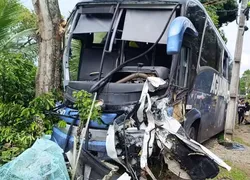 Acidente entre ônibus e pick-up deixa um morto e três feridos na Bahia