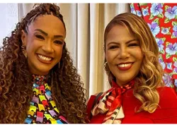 Aline Patriarca posa com Mani Reggo em festa de aniversário da ex-BBB
