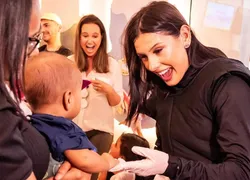 Ana Castela faz visita surpresa a crianças com câncer em Hospital