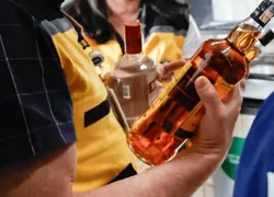 Mais de 650 bebidas alcoólicas impróprias para consumo são apreendidas