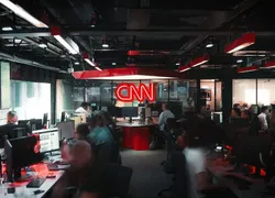 CNN faz cortes de gastos, demite âncora e tira 4 programas do ar