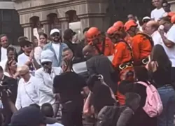 Carlinhos Brown carrega caixão de Preta Gil junto com bombeiros; VÍDEO