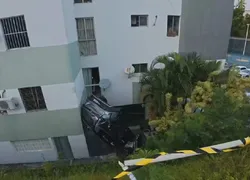 Carro cai de ribanceira, capota e entra em condomínio em Salvador