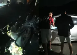 Carros caem de ponte após colisão na Bahia; acidente teve 5 veículos