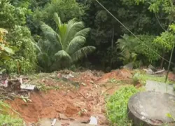 Casa desaba durante fortes chuvas e deixa casal ferido em Salvador