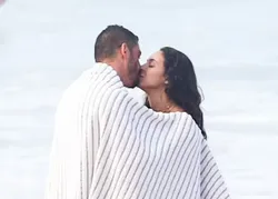 Cauã Reymond é flagrado aos beijos com ex-reality em manhã de praia