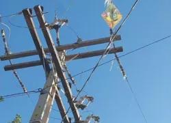 Criança morre eletrocutada após subir em poste para pegar pipa na BA