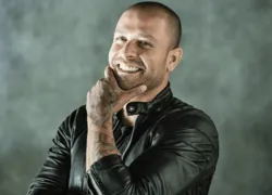 Diogo Nogueira brinca com nova aparência e divide opiniões: 'Devolve'