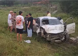 Duas pessoas morrem e cinco ficam feridas em batida entre carros