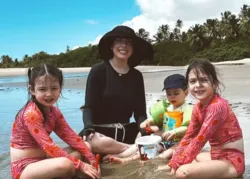 Fabiana Justus vai à praia com filhos após tratamento contra o câncer