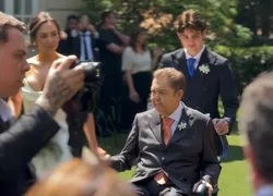 Faustão surge em cadeira de rodas em promessa no casamento da filha