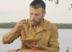 Galinha ensopada: Rodrigo Hilbert aprende receita típica da Bahia