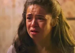 Garota do Momento: Bia se faz de coitada e Clarice cai em nova armação