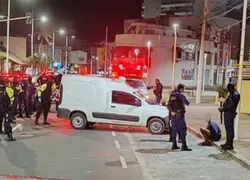 Homem é encontrado morto em carro após motorista fugir de blitz