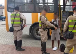 Homem é preso em Salvador com drogas na mochila dentro de um ônibus