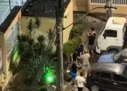 Homem sobe em muro para fugir da PM em briga generalizada em Salvador