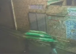 Homens furtam e fogem com barco na cabeça em Salvador