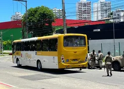 Integrantes da torcida organizada do Bahia são levados à delegacia