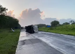 Interdição na BR-324 após tombamento de caminhão-tanque passa de 10h