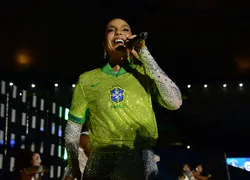 Ivete Sangalo surge deslumbrante em jogo do Brasil no Maracanã; fotos