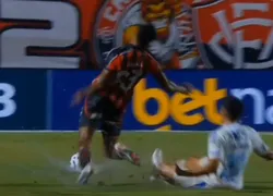 Jogador do Vitória sofre fratura grave em jogo; vídeo impressiona