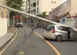 Mãe e filho ficam feridos após carro bater em poste em Salvador