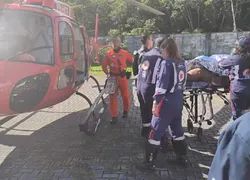 Mulher é socorrida em helicóptero após incêndio em casa na Bahia