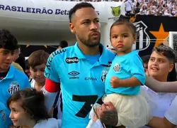 Neymar entra em campo com filha no último jogo pelo Santos