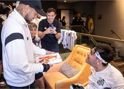 Neymar surpreende e presenteia fã com paralisia cerebral; vídeo